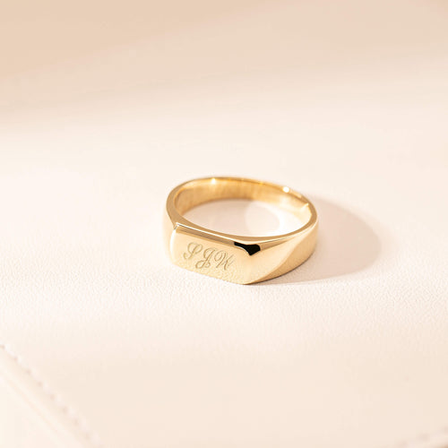Engraved yellow gold signet ring