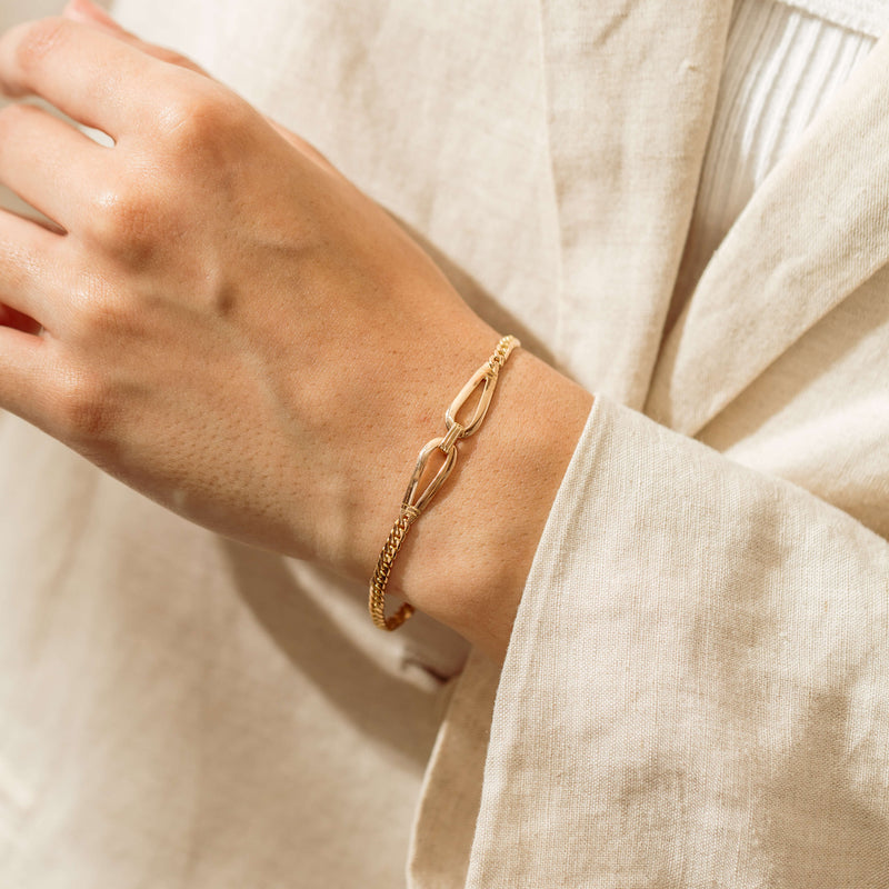 Deja Vu 18ct Yellow Gold Curb Link Bracelet 17.5cm - Bracelet - Walker & Hall