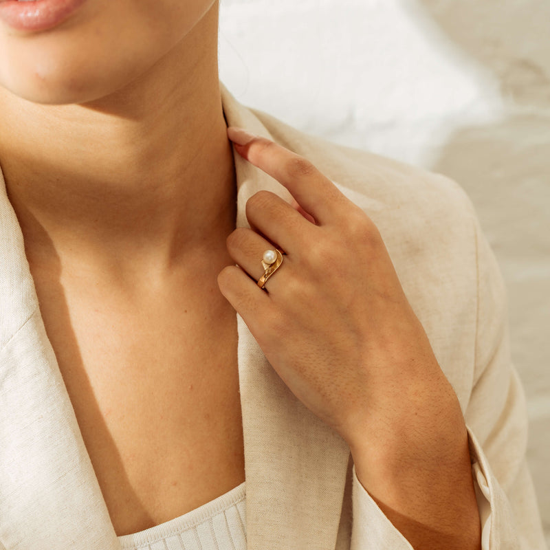 Deja Vu 9ct Yellow Gold 6.3mm Cultured Pearl Ring - Ring - Walker & Hall